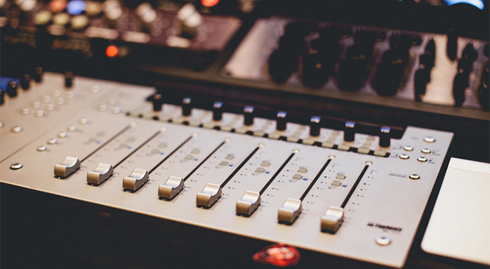 “五月的花?！焙铣?jié) 