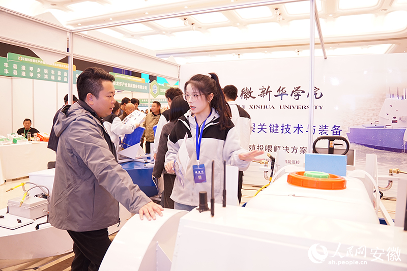 團隊學(xué)生解答客商疑問。人民網(wǎng) 丁紀(jì)攝.jpg